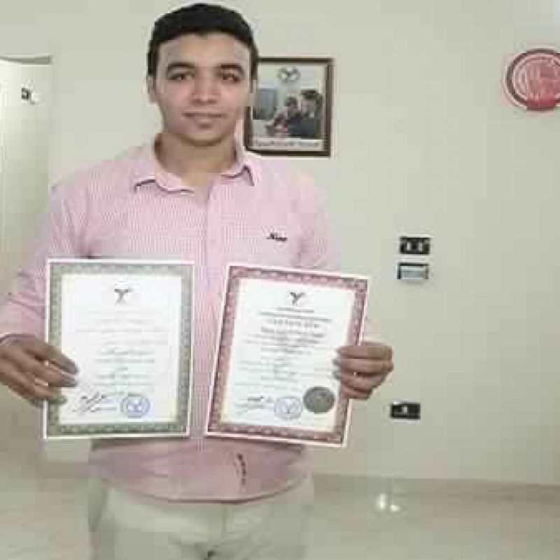  Photos of the participants during the handing of certificates at the conclusion of the human resour