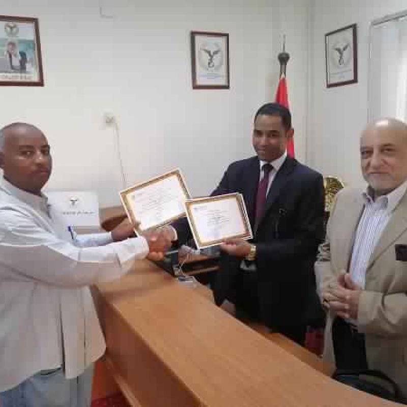 Photos of the participants during the handover of certificates to the Strategic Management Program